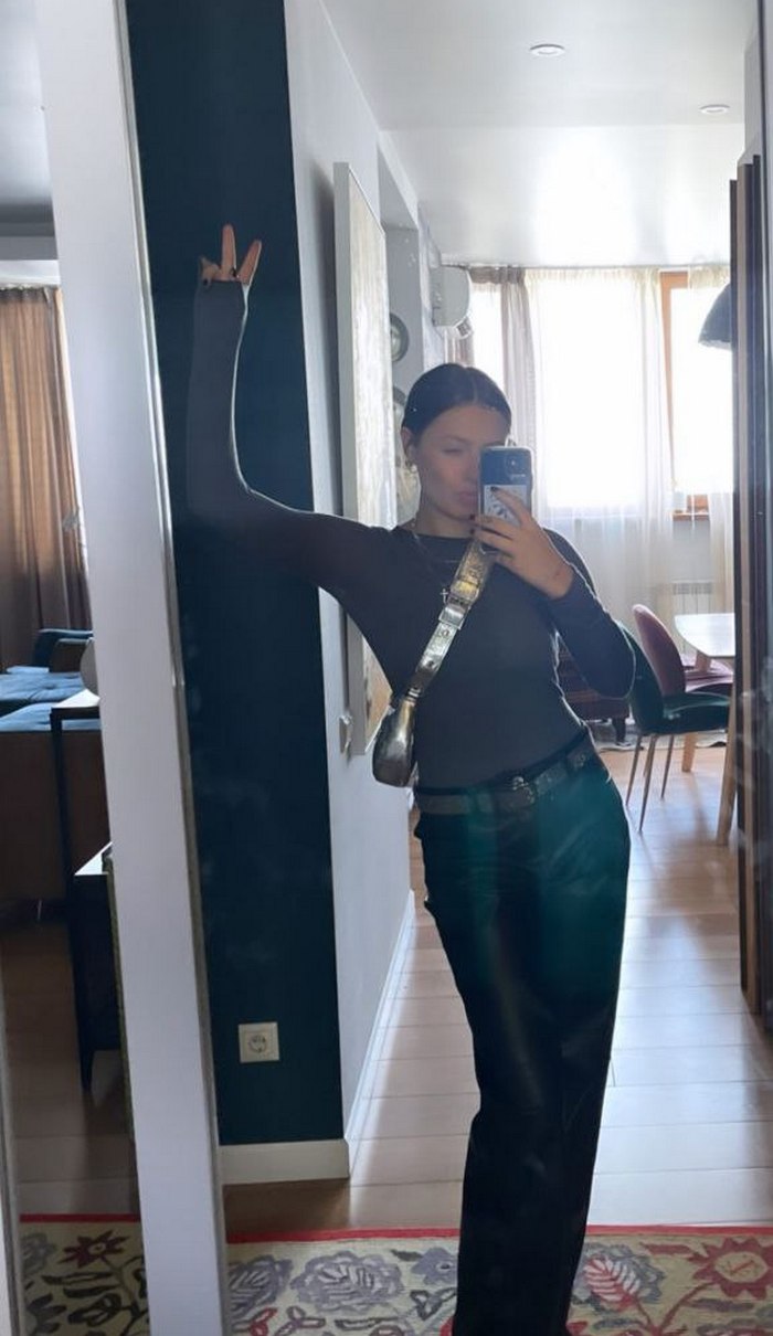 Дочь Елены Кравец в кожаных штанах засветила интерьер квартиры, в которой живет в Киеве