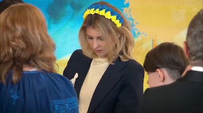 С венком и в костюме, который стройнит: Елена Зеленская с мужем наградили юных отважных украинцев