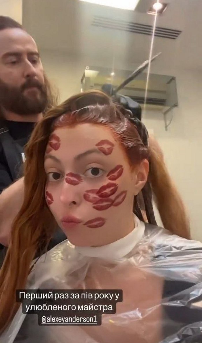 Знову перефарбувалася: 17-річна донька Олі Полякової похвалилася новим кольором волосся