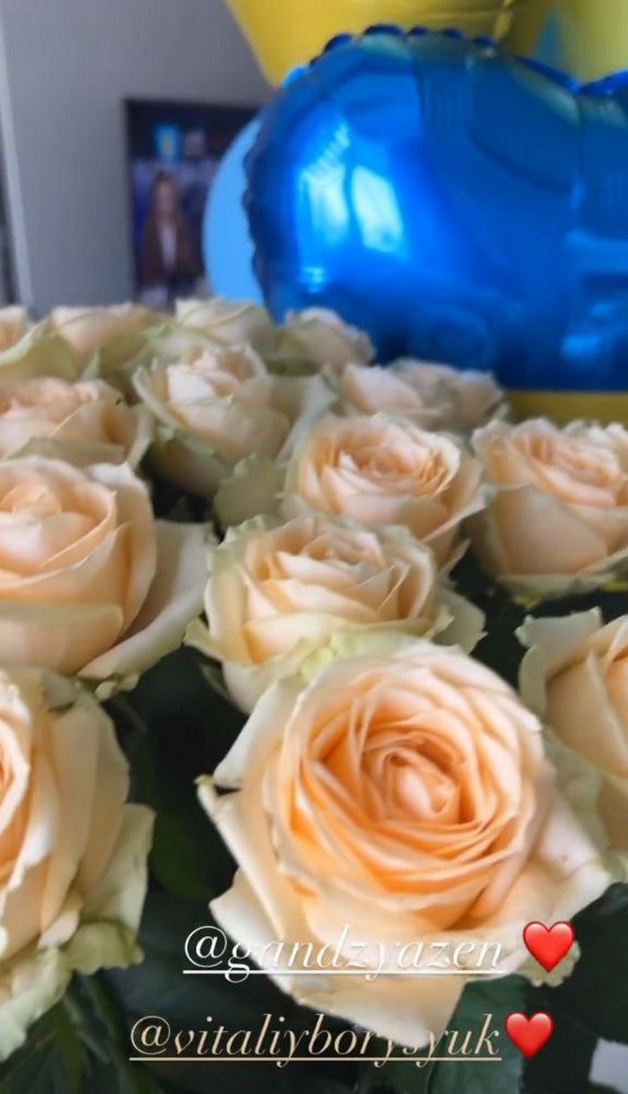 Кульки та квіти: Ольга Сумська показала, як її привітали з днем народження дочка із чоловіком
