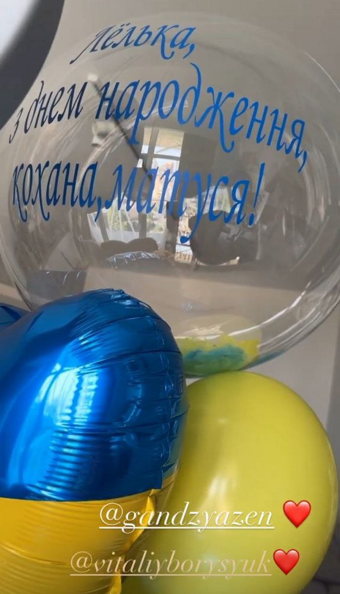 Кульки та квіти: Ольга Сумська показала, як її привітали з днем народження дочка із чоловіком