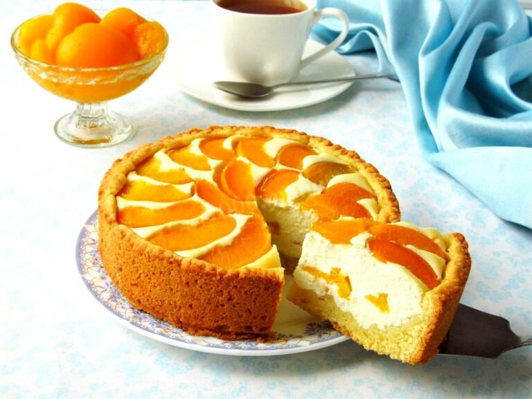 Персиковый пирог к чаю: простой рецепт ароматного десерта на завтрак  - today.ua