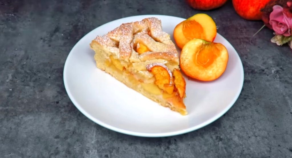 Персиковый пирог к чаю: простой рецепт ароматного десерта на завтрак 