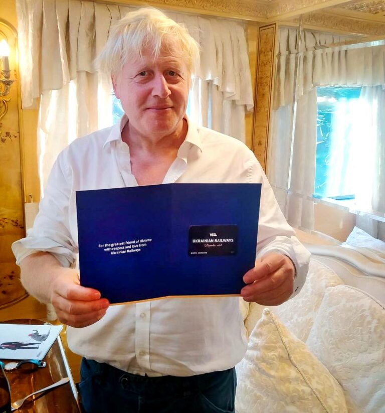 Борис Джонсон отримав особливі подарунки від Володимира Зеленського та Укрзалізниці: фото - today.ua