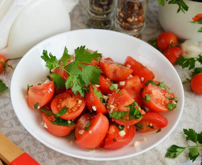 Малосольні помідори за 10 хвилин – швидкий рецепт пікантної закуски до столу