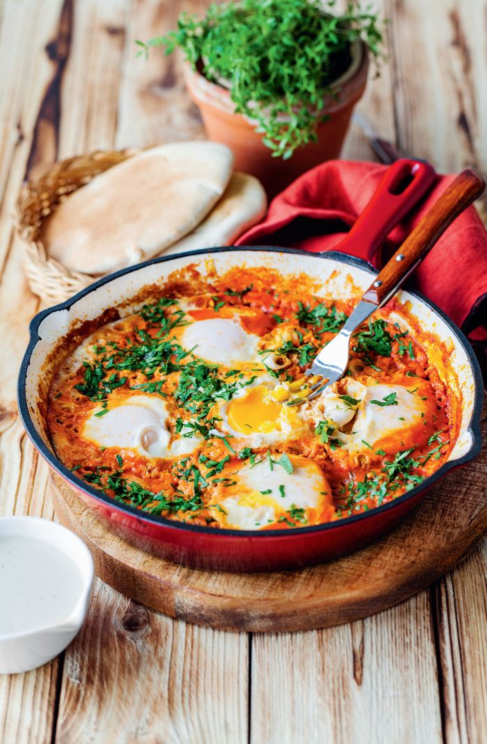 Яичница по-арабски: идеальный завтрак за 10 минут в соусе из помидоров