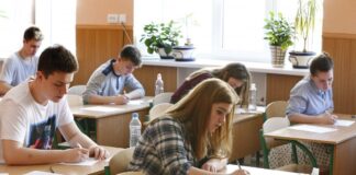 Українських школярів у Польщі навчатимуть стрільбі: як зміниться навчальний процес з 1 вересня - today.ua