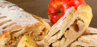 Штрудель з яблуками та корицею за найшвидшим рецептом: дивовижно смачний сніданок - today.ua