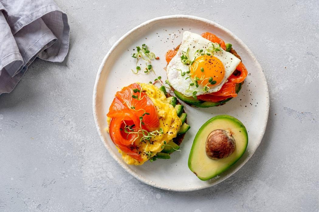 Невероятно вкусный завтрак из яиц и хлеба под голландским соусом – титулованный рецепт
