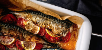 Ніжна запечена скумбрія: рецепт риби з овочами у соковитому маринаді - today.ua