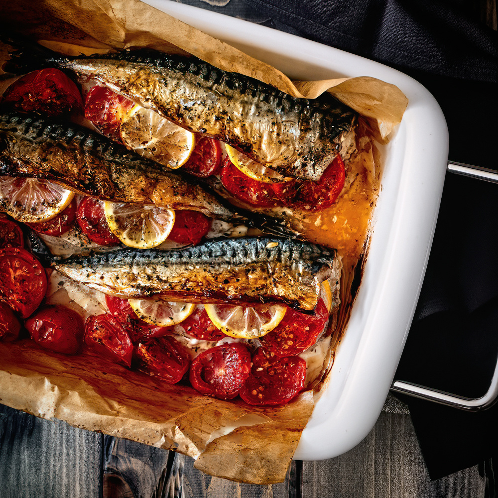 Нежная запеченная скумбрия: рецепт рыбы с овощами в сочном маринаде -  Today.ua