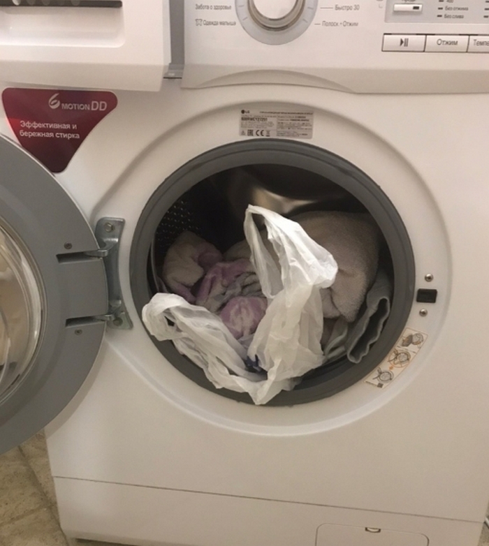 Не только собирает мусор: зачем класть в стиральную машинку пакет - today.ua