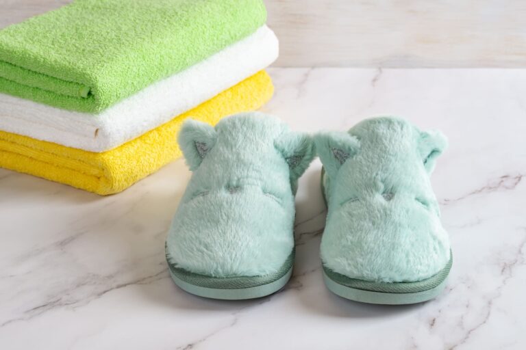 Як правильно прати капці в пральній машині: поради, які допоможуть зберегти домашнє взуття неушкодженим - today.ua