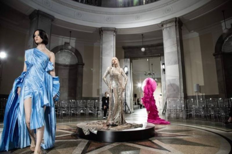 Неймовірна красуня: Тіна Кароль у сяючій прозорій сукні із паєток викликала фурор у Японії