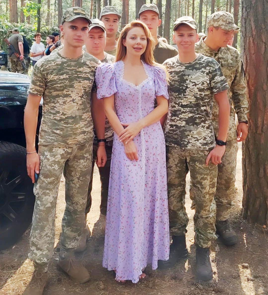 Голливудские локоны и кружева: Тина Кароль в платье принцессы очаровала солдат ВСУ