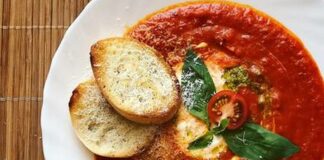 Томатний суп із консервованих помідорів за 30 хвилин - швидка страва з грінками на обід - today.ua