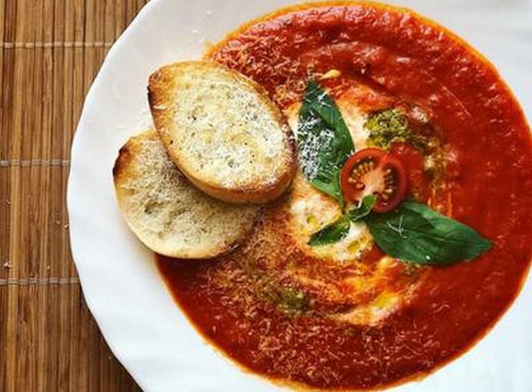 Томатний суп із консервованих помідорів за 30 хвилин - швидка страва з грінками на обід - today.ua