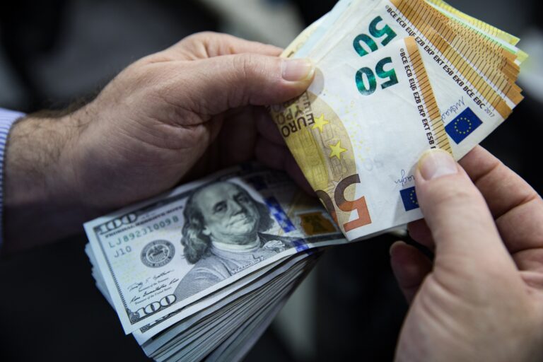 Курс доллара и евро приблизились к 41 грн: где дешевле купить валюту накануне выходных - today.ua