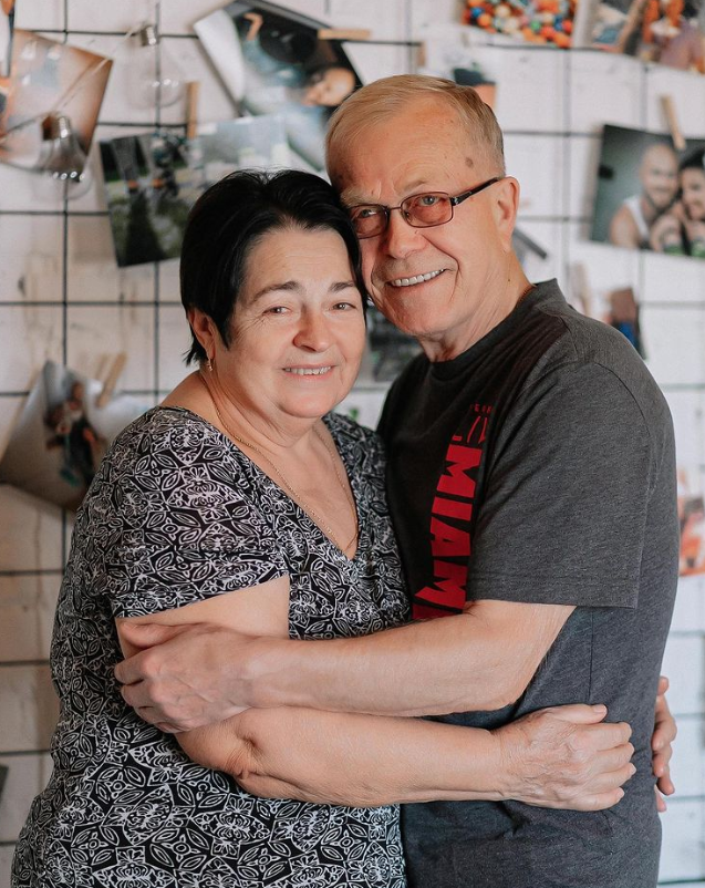 50 лет вместе: Влад Яма поздравил родителей с годовщиной свадьбы и показал редкое фото