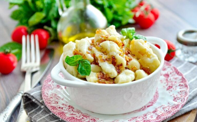 Секрет у підливі: як приготувати смачні ліниві вареники з картоплею  - today.ua