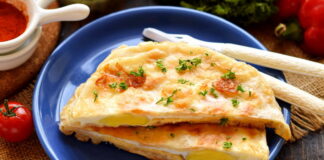 Просто накройте яйца лавашем – быстрая мини-пицца на завтрак для всей семьи - today.ua