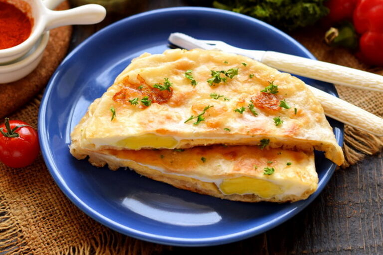 Просто накрийте яйця лавашем - швидка мініпіца на сніданок для всієї родини - today.ua