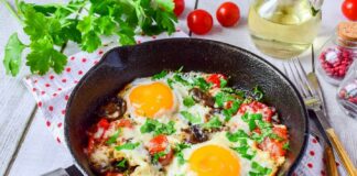 Яєчня в духовці: смачний та швидкий сніданок з помідорами та грибами - today.ua