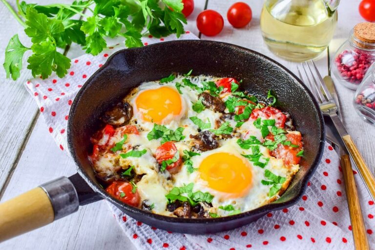 Яєчня в духовці: смачний та швидкий сніданок з помідорами та грибами - today.ua