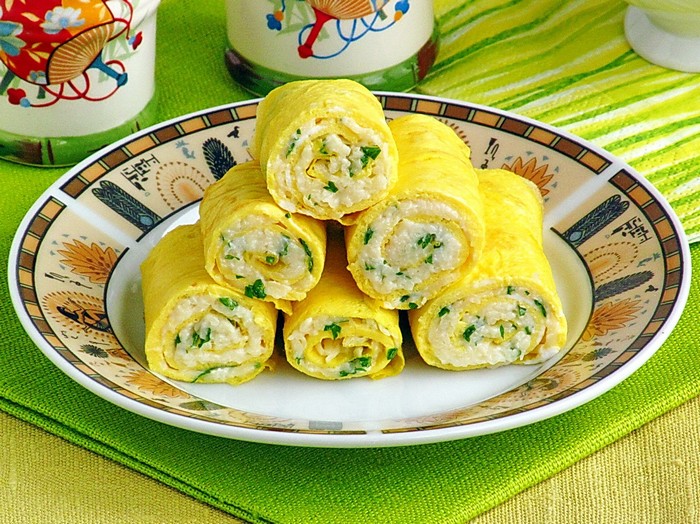 Ніжний яєчний рулет з кабачками без борошна - смачний сніданок  за 5 хвилин