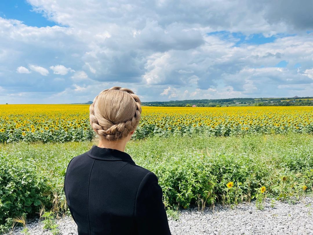 61-летняя Юлия Тимошенко в облегающем черном костюме подчеркнула тонкую талию - редкое фото нардепа
