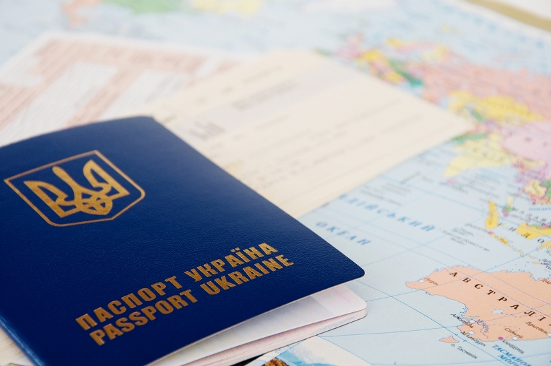 Українцям у Польщі продовжать термін дії закордонних паспортів: коли і куди можна звернутися