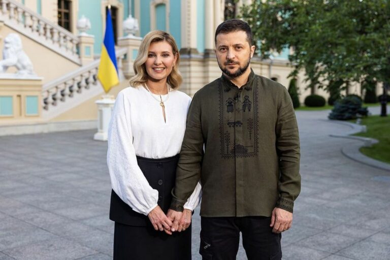 В стиле милитари: Владимир и Елена Зеленские в парных нарядах показали редкий семейный портрет - today.ua
