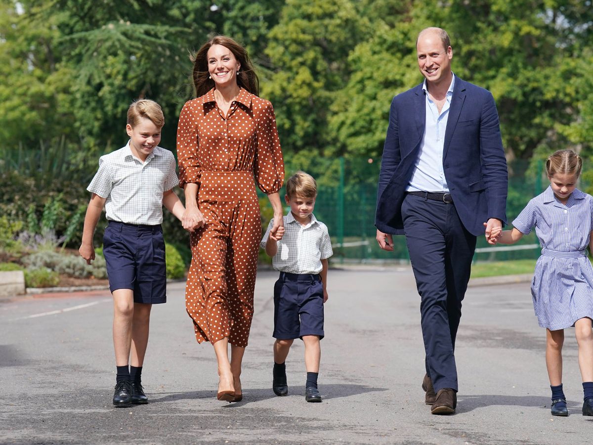Найкраще вбрання для мами на 1 вересня: Кейт Міддлтон із чоловіком відвела дітей до нової школи