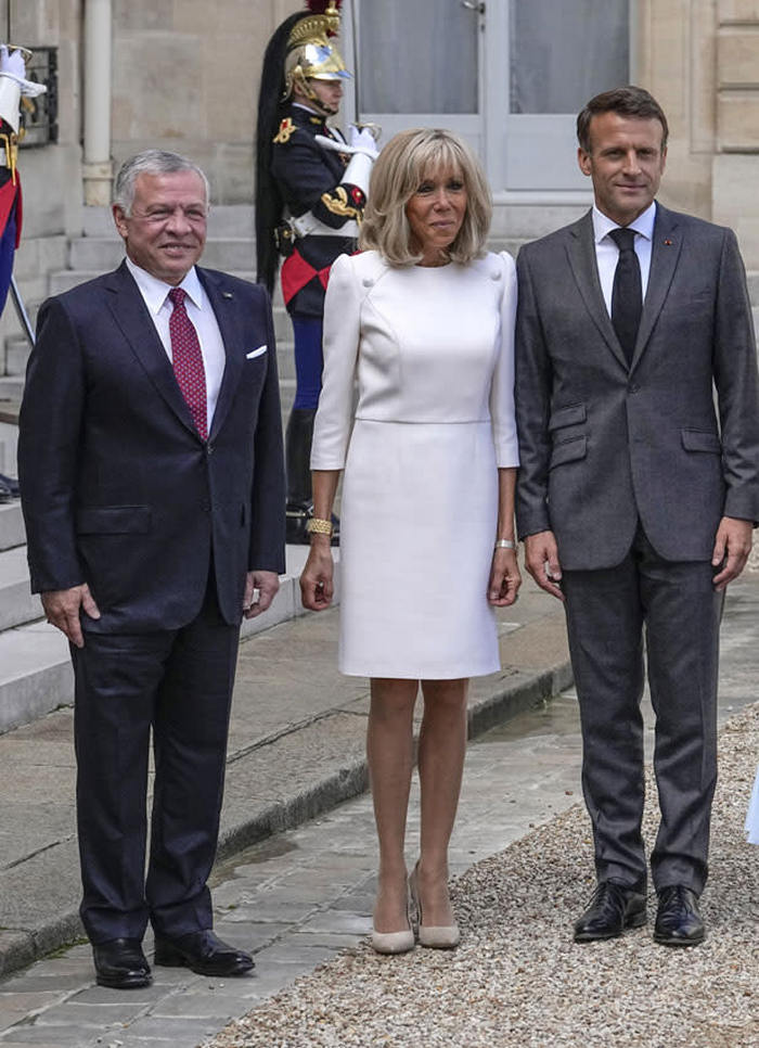 69-летняя Брижит Макрон в белом мини-платье похвасталась стройными ножками на встрече с королем Иордании