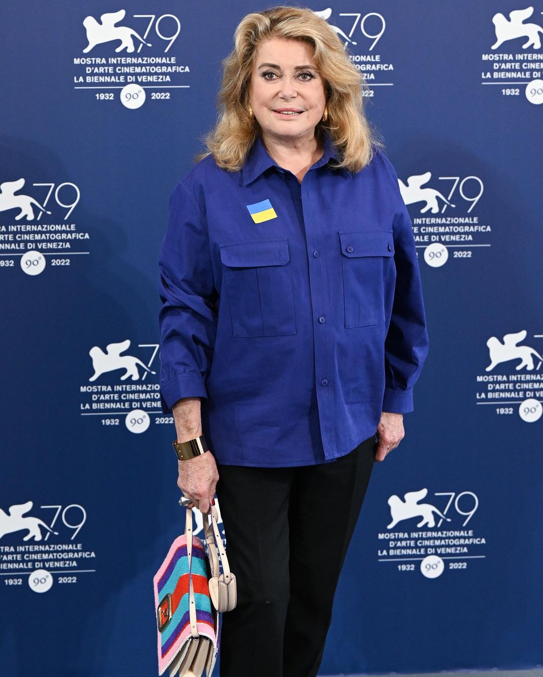 Как сейчас выглядит Катрин Денев: 78-летняя актриса появилась на Венецианском кинофестивале с украинским флагом