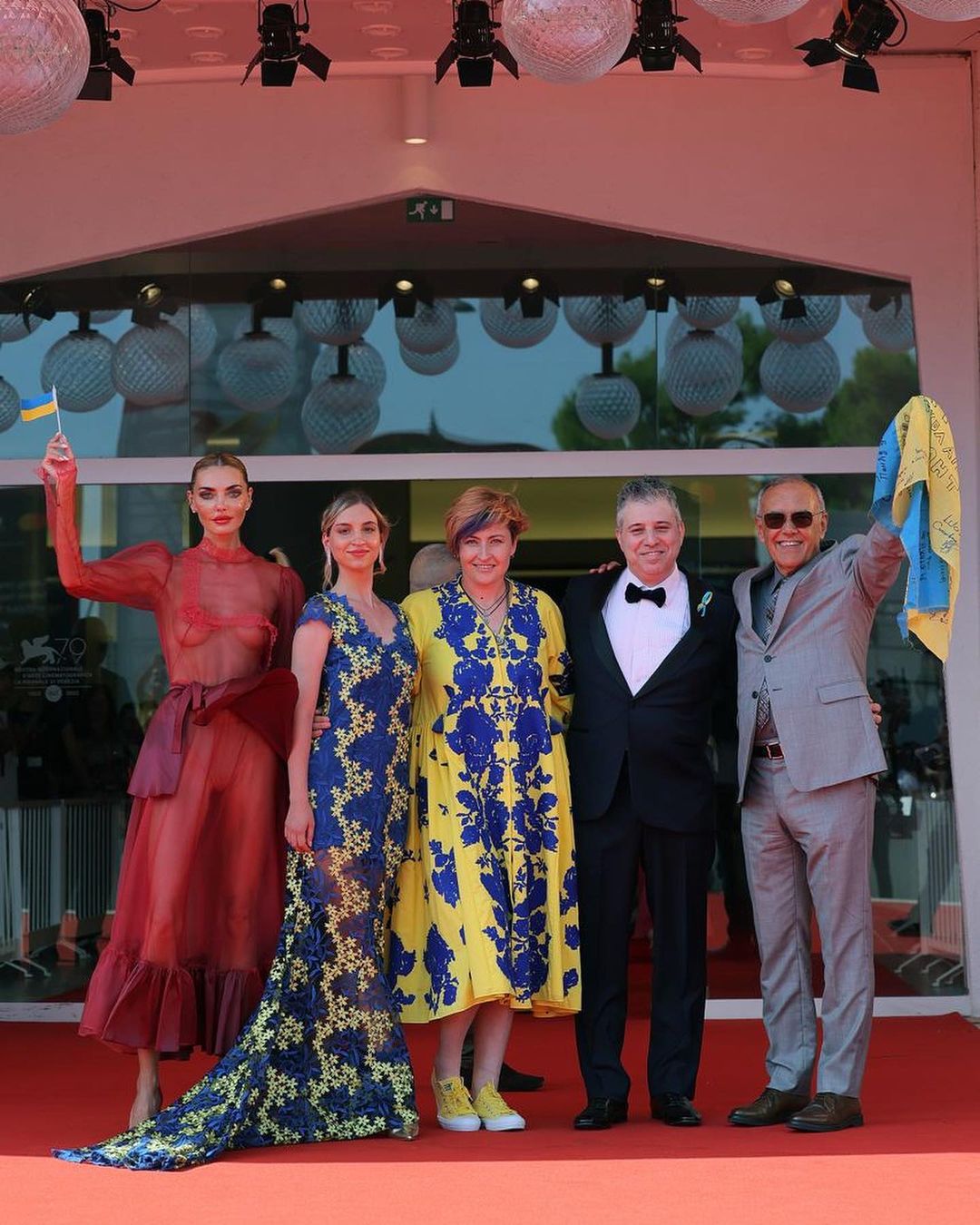 В сине-желтом платье: девушка из Мариуполя украсила красную дорожку Венецианского кинофестиваля