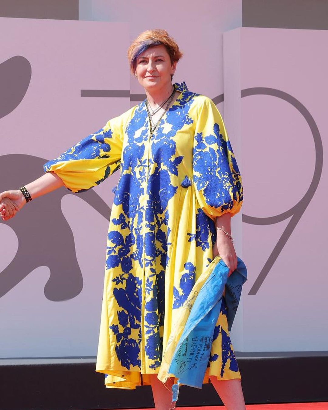 В сине-желтом платье: девушка из Мариуполя украсила красную дорожку Венецианского кинофестиваля
