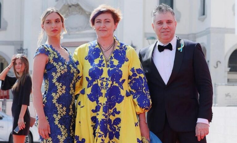 У синьо-жовтій сукні: дівчина з Маріуполя прикрасила червону доріжку Венеціанського кінофестивалю - today.ua