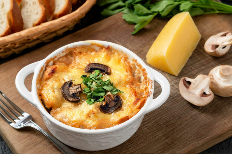 Без сливок и соуса: самый простой и быстрый рецепт жульена с курицей и грибами под сырной корочкой - today.ua