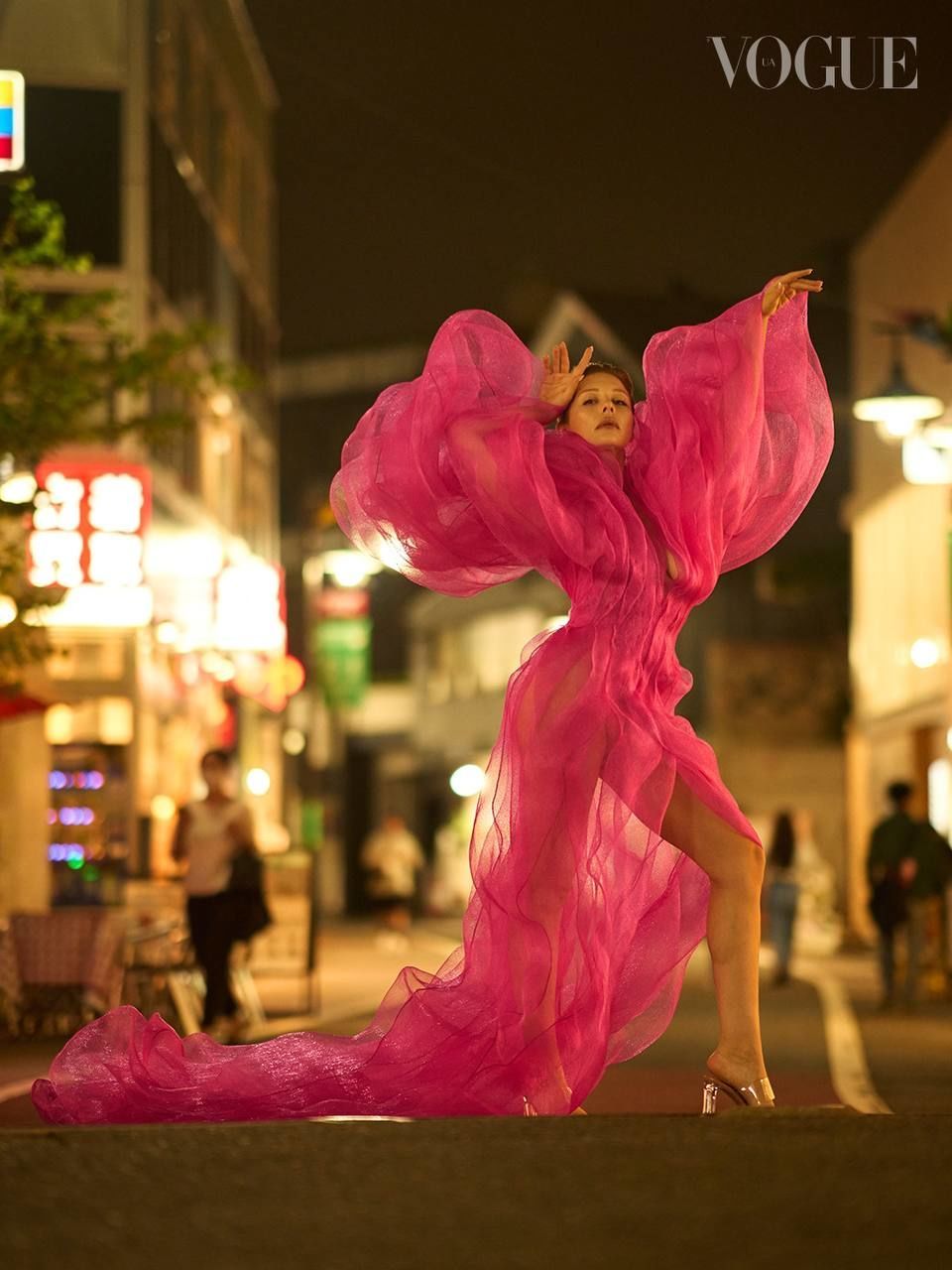 “Ось це форми“: Тіна Кароль у прозорих сукнях від українського бренду знялася на вулицях Токіо