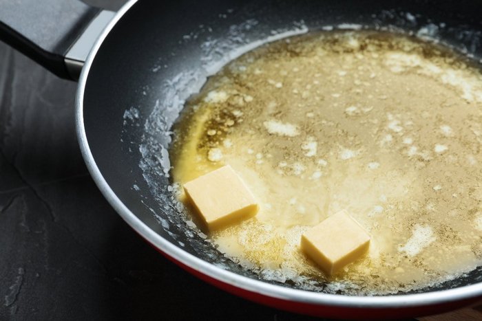 Чотири продукти, якими можна замінити олію для приготування їжі на сковороді
