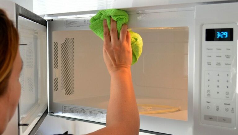 Як швидко очистити мікрохвильову піч від жиру: перевірений засіб, який є у кожного на кухні - today.ua