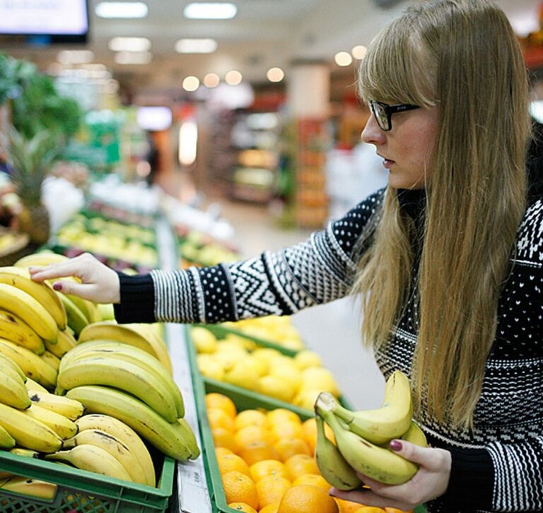Украинские супермаркеты повысили цены на яблоки, бананы и мандарины: сколько стоят фрукты в конце сентября - today.ua