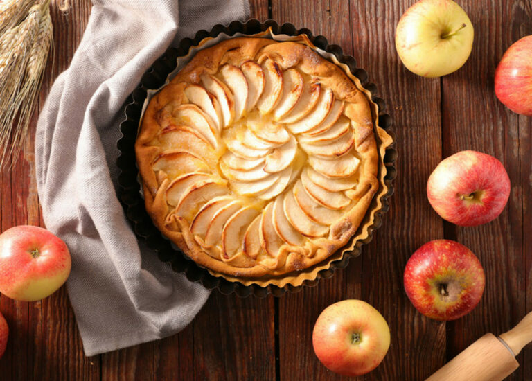 Вітамінний осінній пиріг: як приготувати ідеальну шарлотку з яблуками та корицею - today.ua