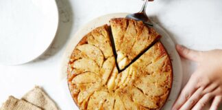 Перевернута шарлотка з карамелізованими яблуками - дуже смачний рецепт популярного осіннього пирога - today.ua
