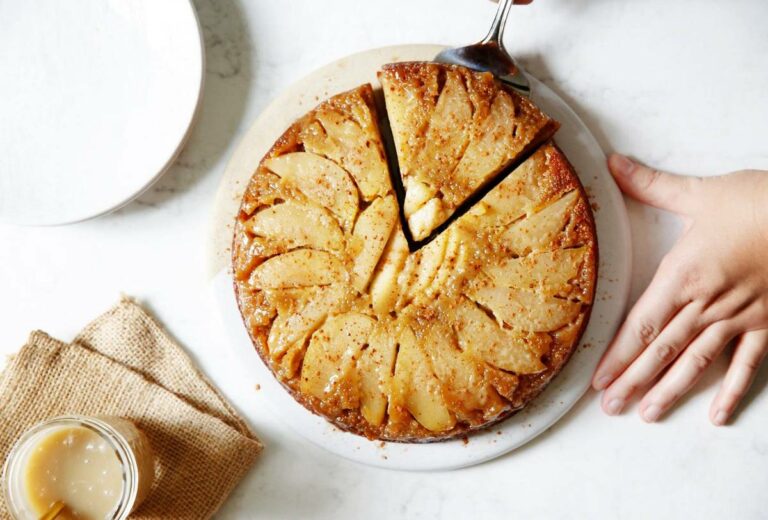 Перевернутая шарлотка с карамелизированными яблоками - очень вкусный рецепт популярного осеннего пирога - today.ua
