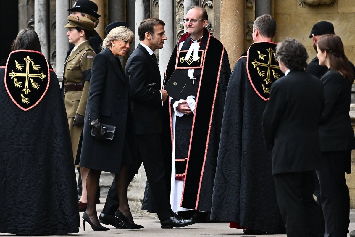 У міні та капелюшку з вуаллю: Бріжит Макрон приїхала на похорон Єлизавети II