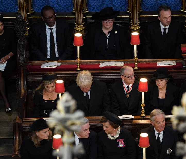 Глубокое декольте и много золотых пуговиц: жена Бориса Джонсона удивила выбором наряда для похорон королевы