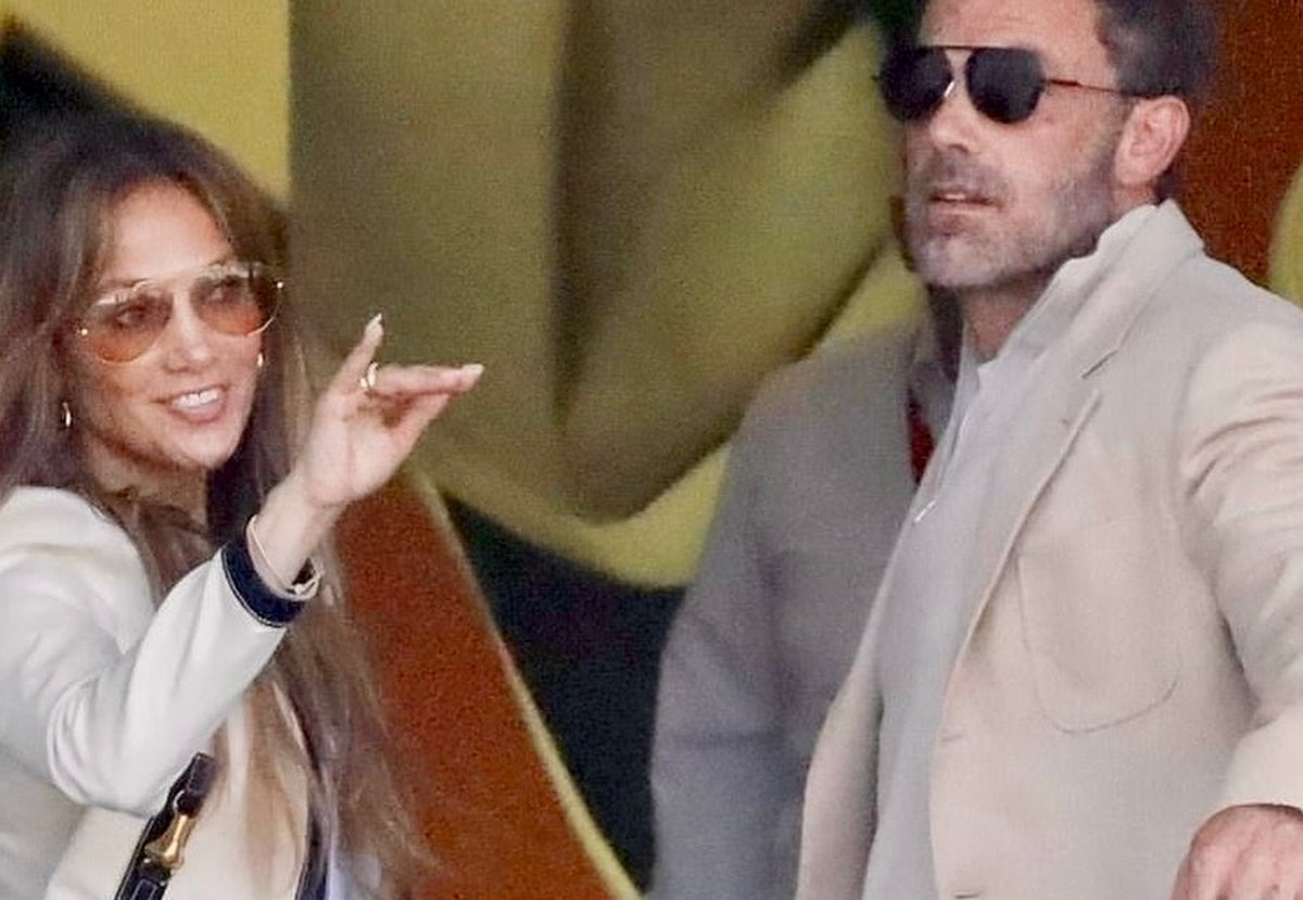 У мініспідниці та вкороченому жакеті: 53-річна Дженніфер Лопес засвітила стрункі ніжки у трендовому костюмі - today.ua