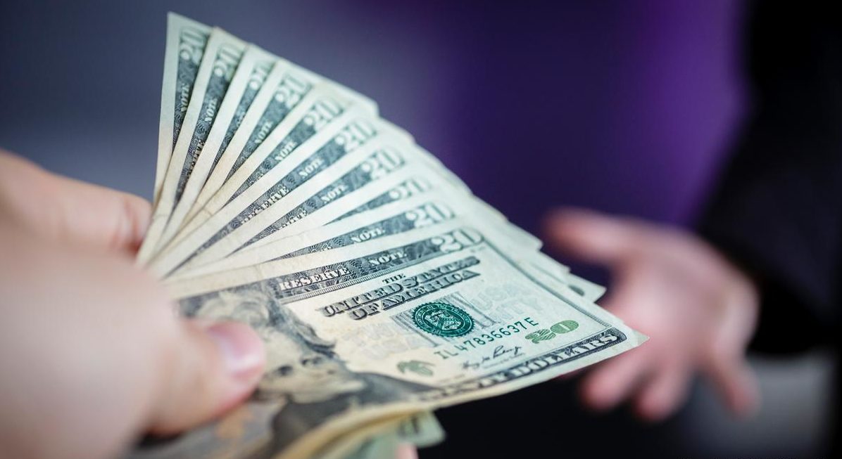 Дефицит долларов в Украине: эксперты рассказали, как изменится курс валюты в ближайшее время
